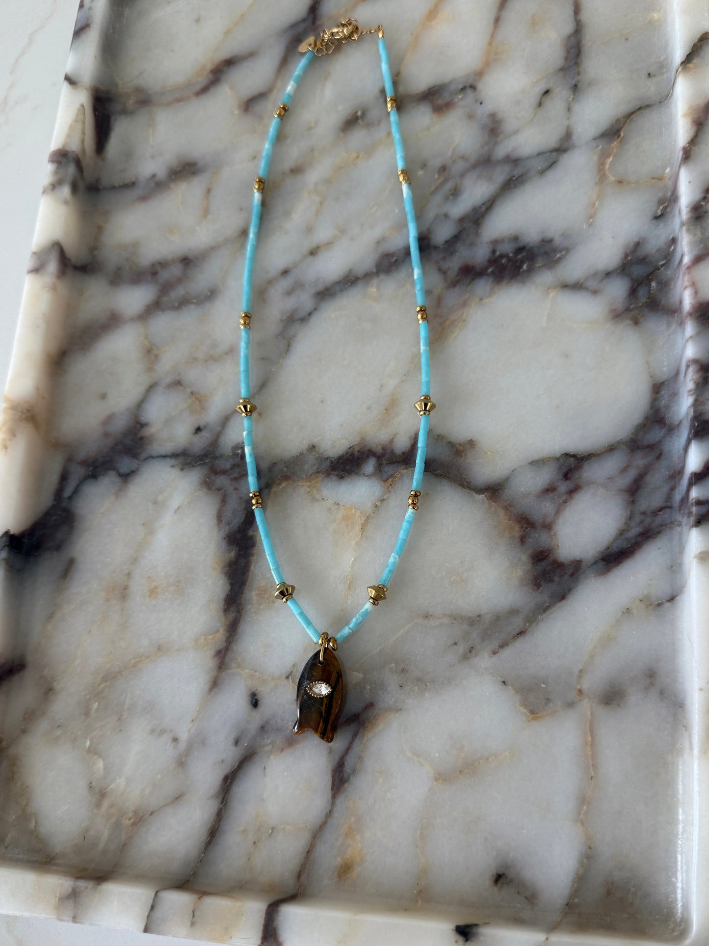 SLOANE NECKLACE - BROWN FISH
